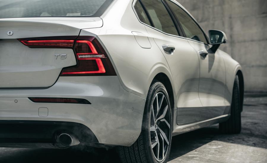 Детали экстерьера Volvo S60 T5 Momentum 2018 года  (NA) (фото 5 из 41)